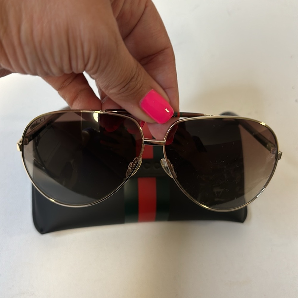 COPY - Shelly Drop Gucci Sunglasses with Case - Picture 6 of 8